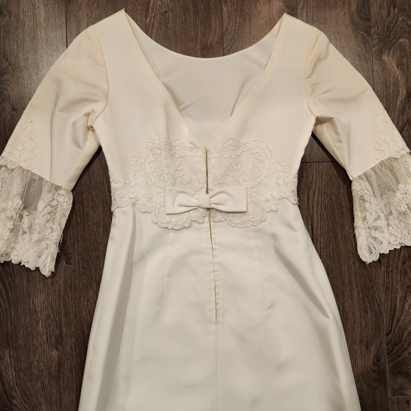 Vintage Wedding Dress with 3/4 Sleeves and Matching Cape - Picture 7 of 13